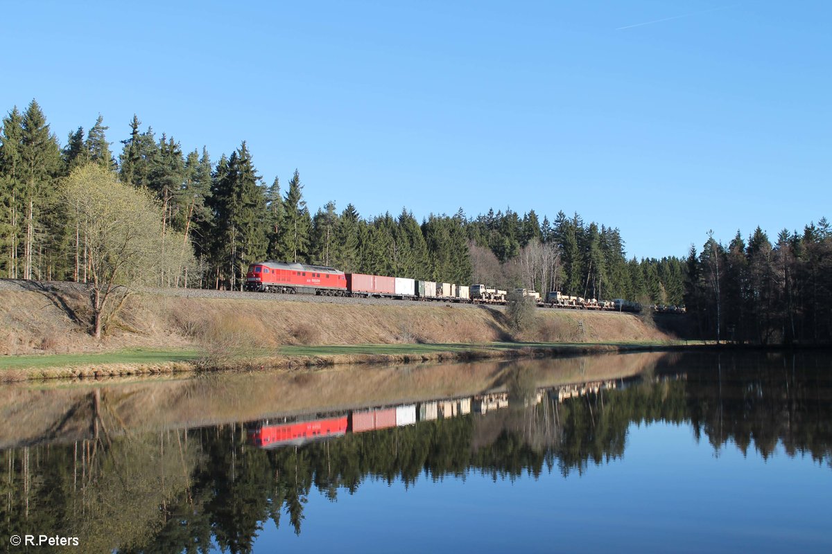 232 093-5 zieht bei Oberteich ein Militärzug nach Grafenwöhr Lager. 28.03.17