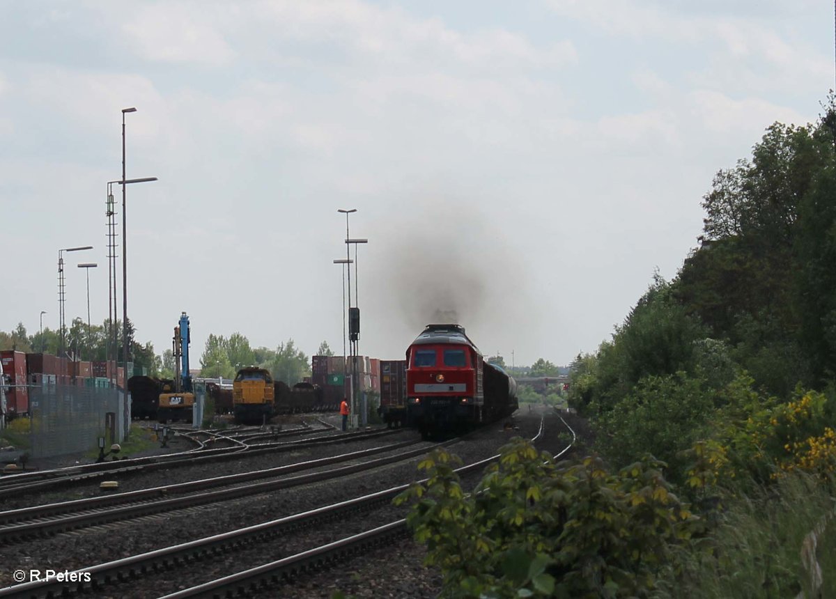 232 093-5 zieht eilig durch Wiesau mit dem 51723 NNR - LE Frankenwald Umleiter. 26.05.16