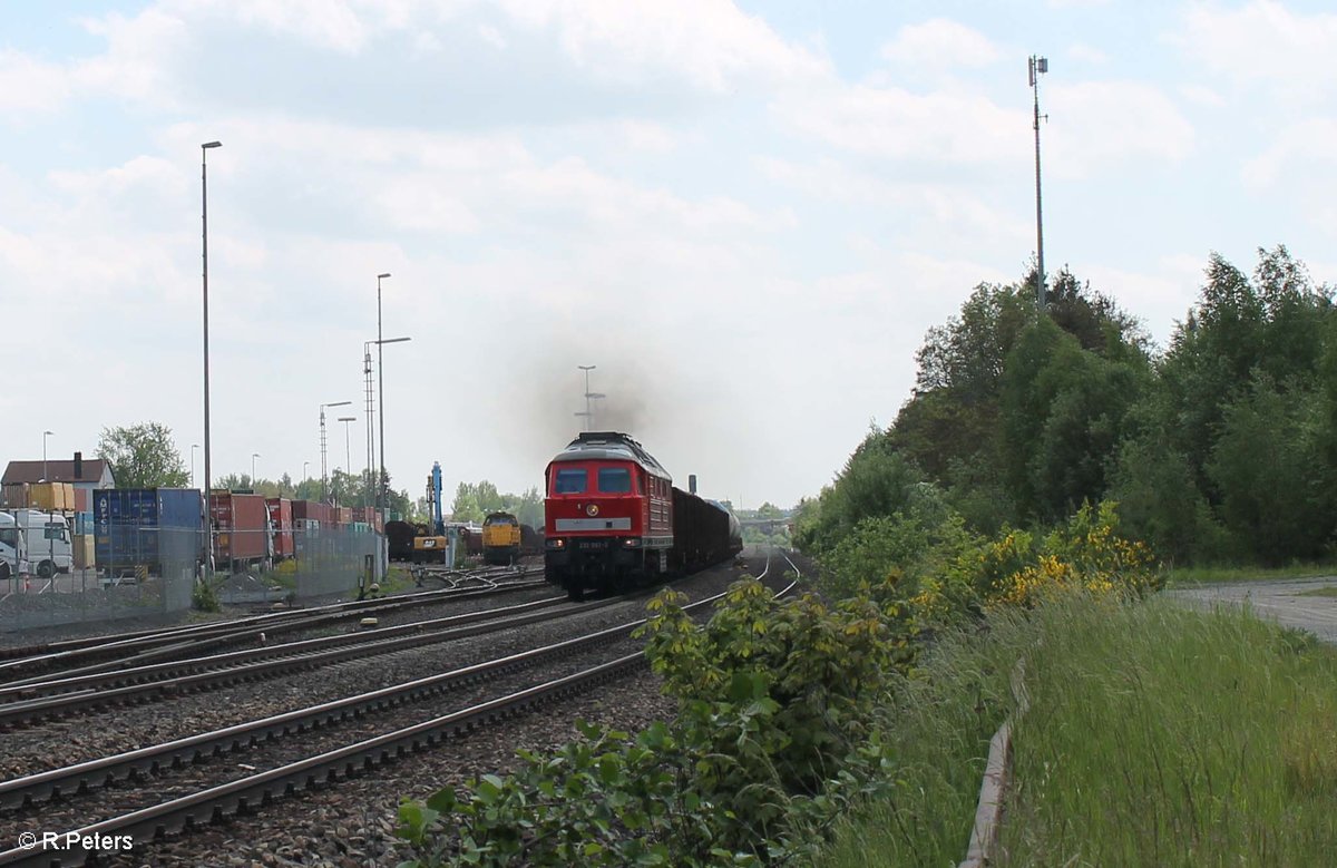 232 093-5 zieht eilig durch Wiesau mit dem 51723 NNR - LE Frankenwald Umleiter. 26.05.16