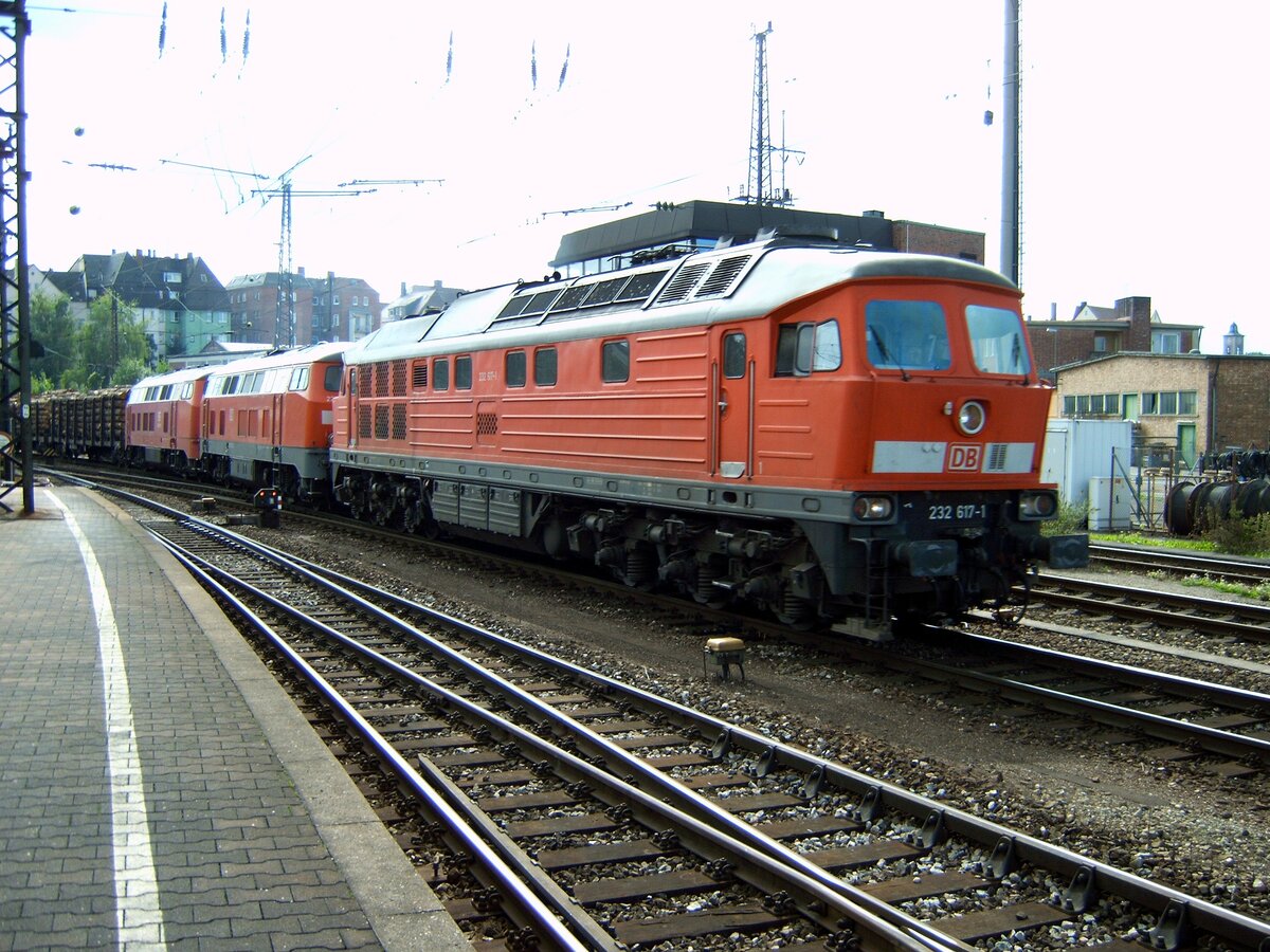 232 166-7 und 2 x 225 mit schwerem Güterzug in Ulm am 17.09.2005.