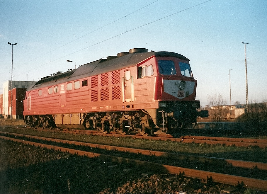 232 202  parkte  neben dem Fdl-Stw in Mukran.