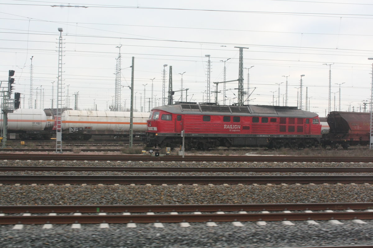 232 230 wartet mit einem G�terzug auf die Weiterfahrt im G�terbahnhof Halle/Saale am 23.1.20