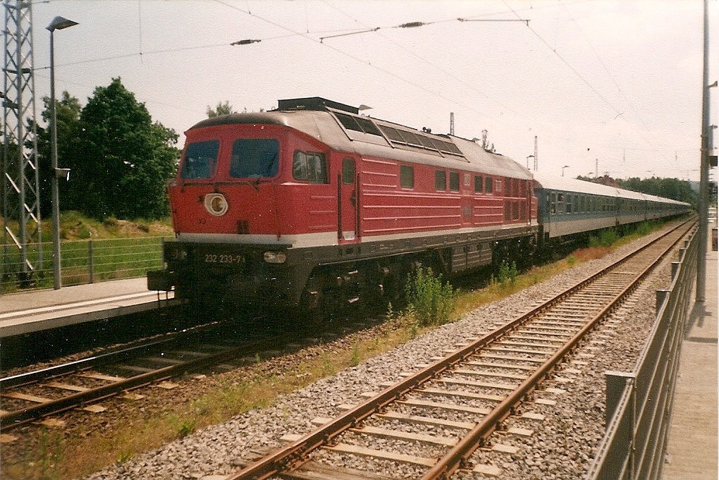 232 233 mit einem InterRegio in Binz.