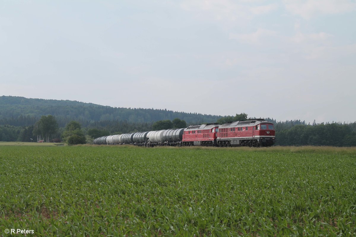 232 238 und 232 673 ziehen ein Kesselzug von Bitterfeld nach Sand an der Donau bei Oberteich. 07.06.18