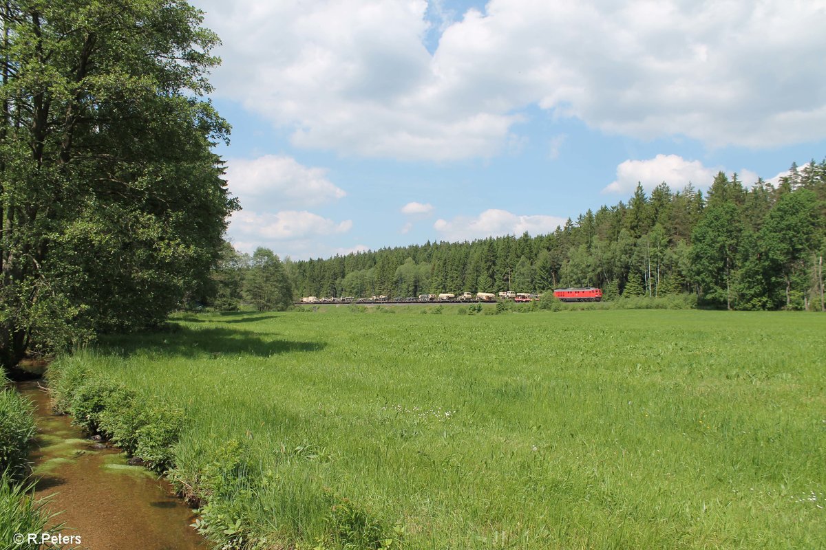 232 262-6 zieht mit dem M 62582 nach Grafenwöhr Lager an der Schnepfenmühle vorbei. 01.06.17