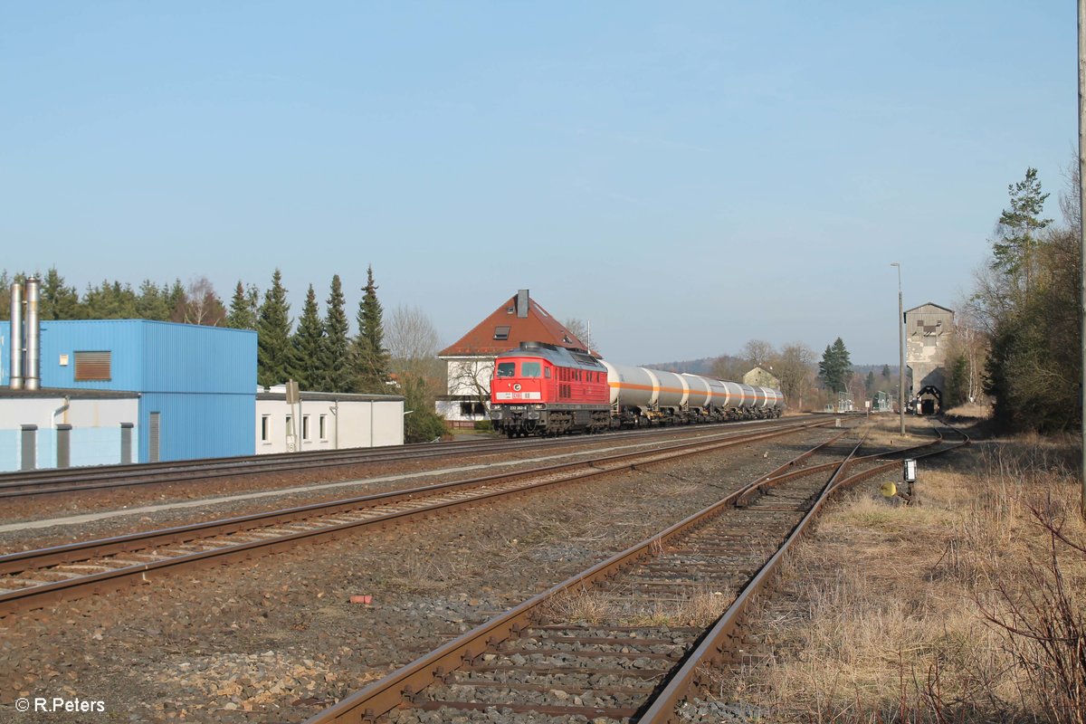 232 262-6 zieht mit einem Gaskesselzug Regensburg Ost - Cheb durch Pechbrunn. 24.03.17