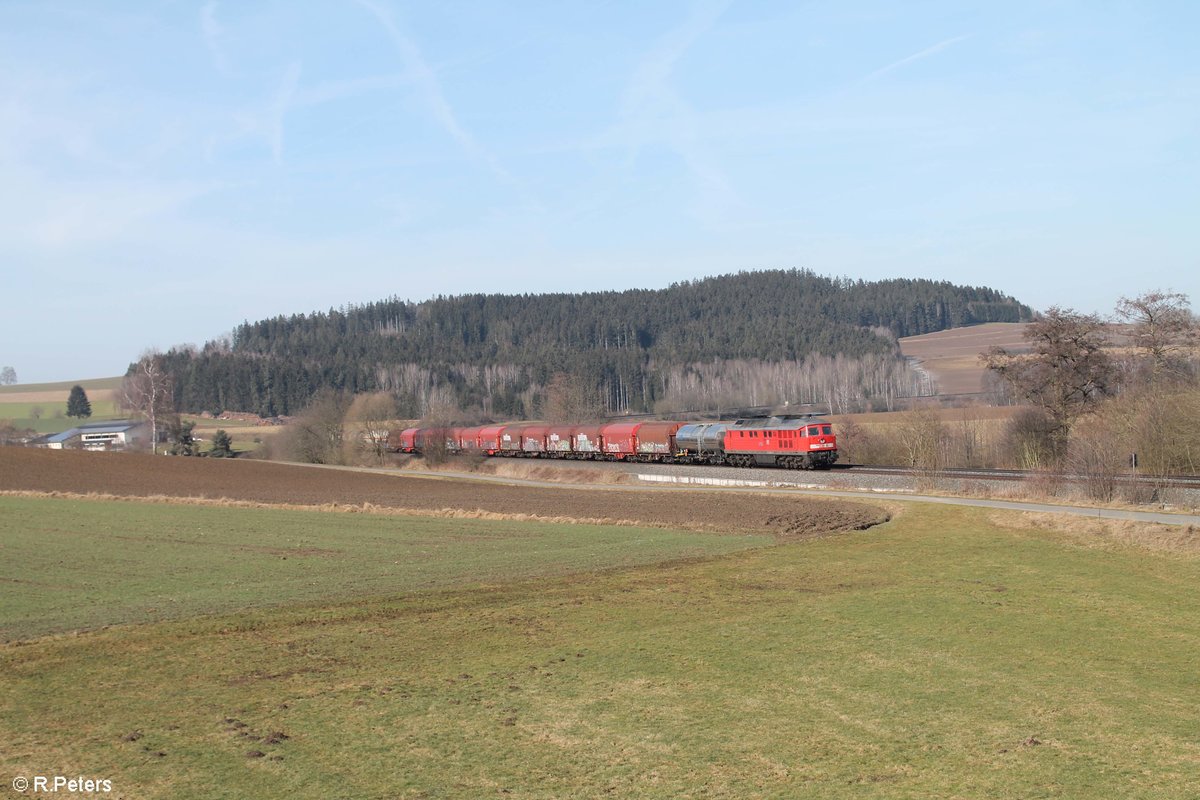 232 262 mit dem umgeleiteten EZ 51612 Halle - Nürnberg bei Lengenfeld. 20.02.21