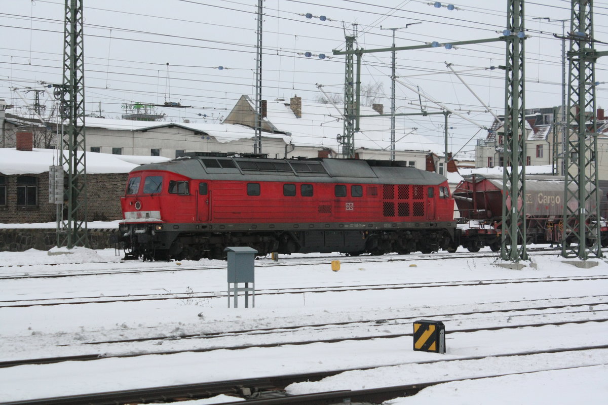 232 469 mit einem G�terzug bei der Einfahrt in den G�terbahnhof Halle/Saale am 15.2.21