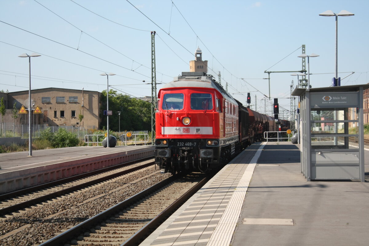 232 469 mit einem G�terzug bei der Durchfahrt im Bahnhof Merseburg Hbf am 18.6.21