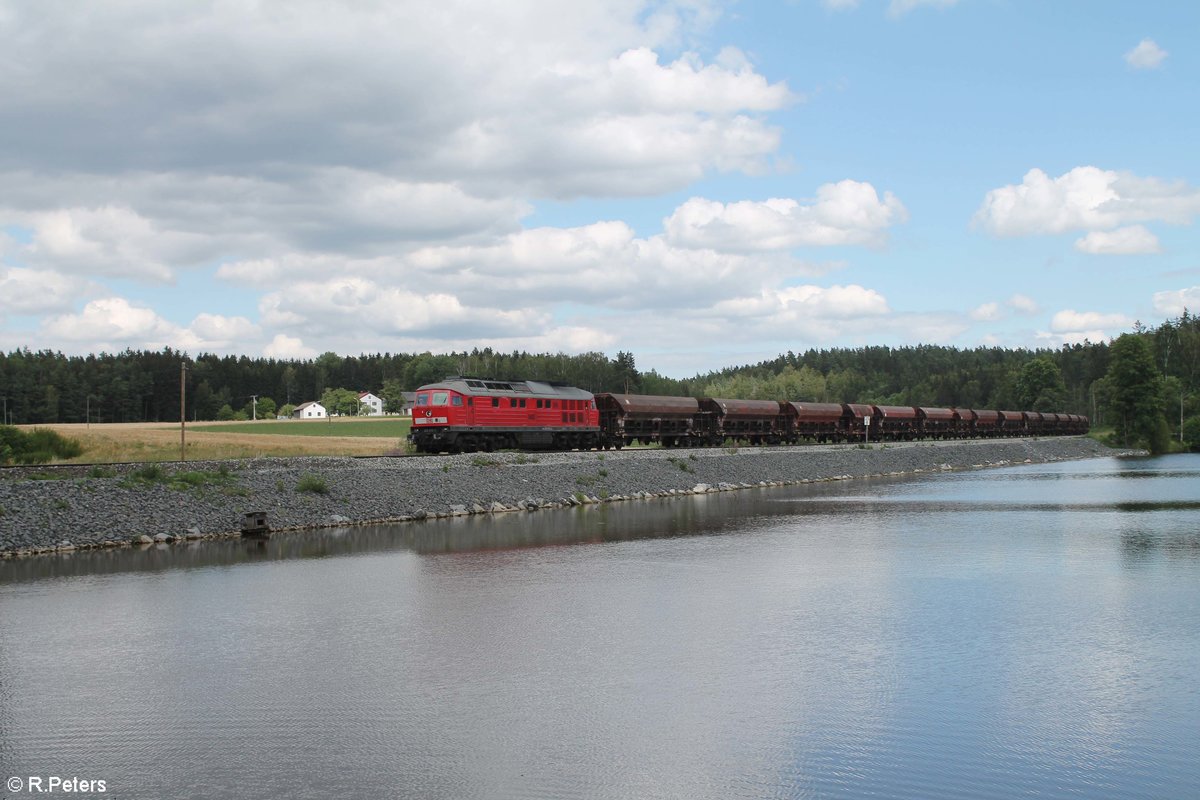 232 472 mit dem letzten Schotterzug von Pechbrunn nach Nürnberg am Rechenweiher bei Reuth bei Erbendorf. 07.07.20