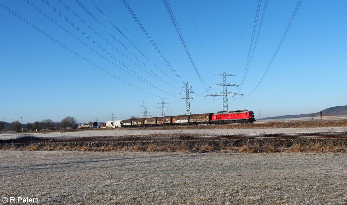 232 472 zieht bei Ullersricht mit dem umgeleiteten EZ 51715 und erreicht gleich Weiden(Oberpfalz) 06.03.21