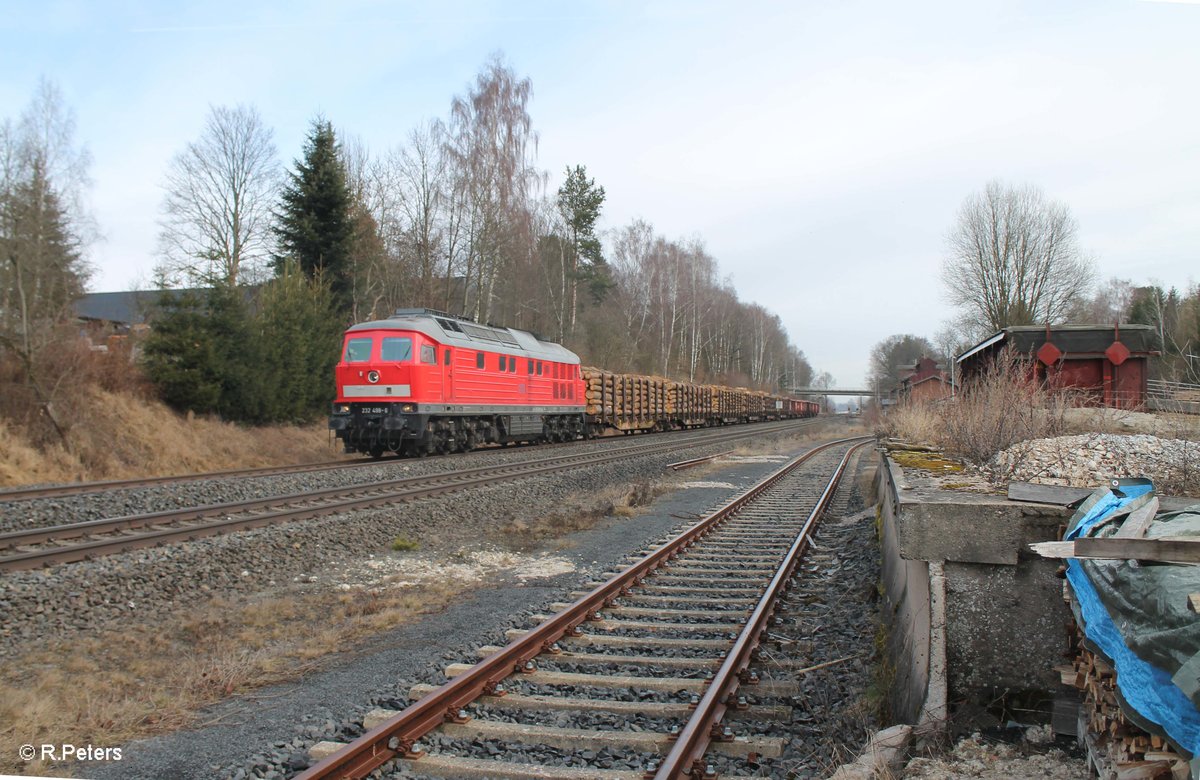 232 498-6 zieht durch Waldershof mit dem EZ 51717 NHO - NNR . 11.03.17