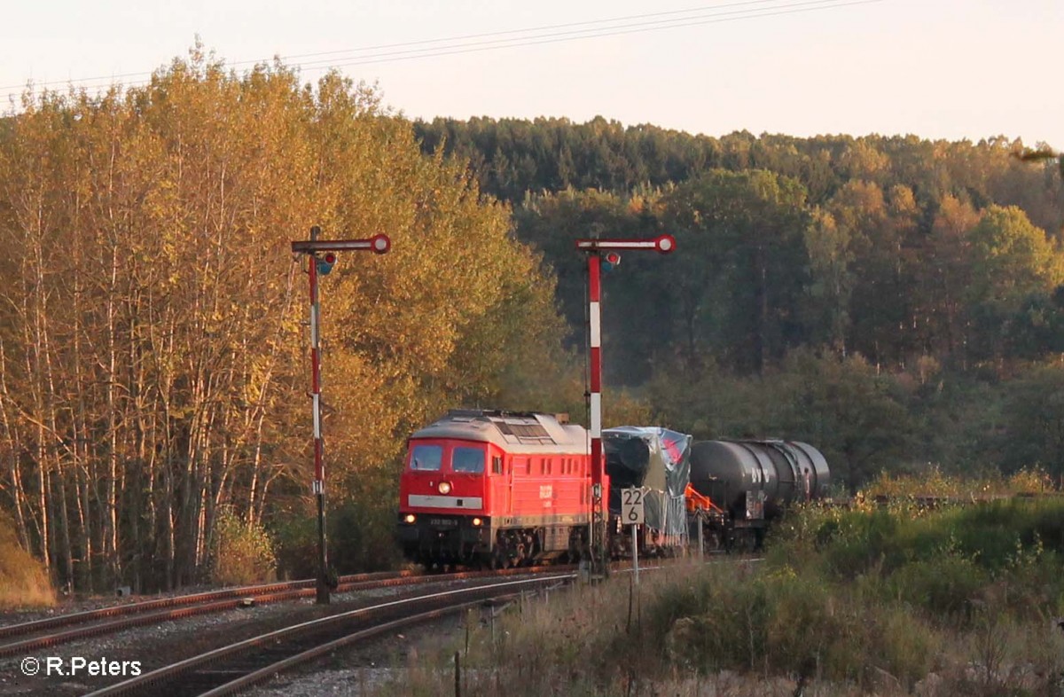 232 502-5 mit dem 51750 NN - LE bei der Durchfahrt in Reuth bei Erbendorf. 14.10.14