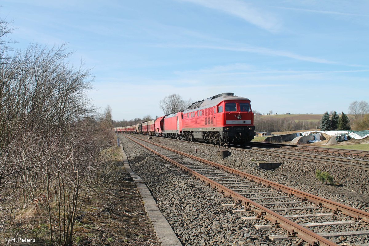 232 528-0 zieht bei Schnfeld/Wiesau den EZ 51716 Nrnberg - Senftenberg in Richtung Hof. 06.04.18