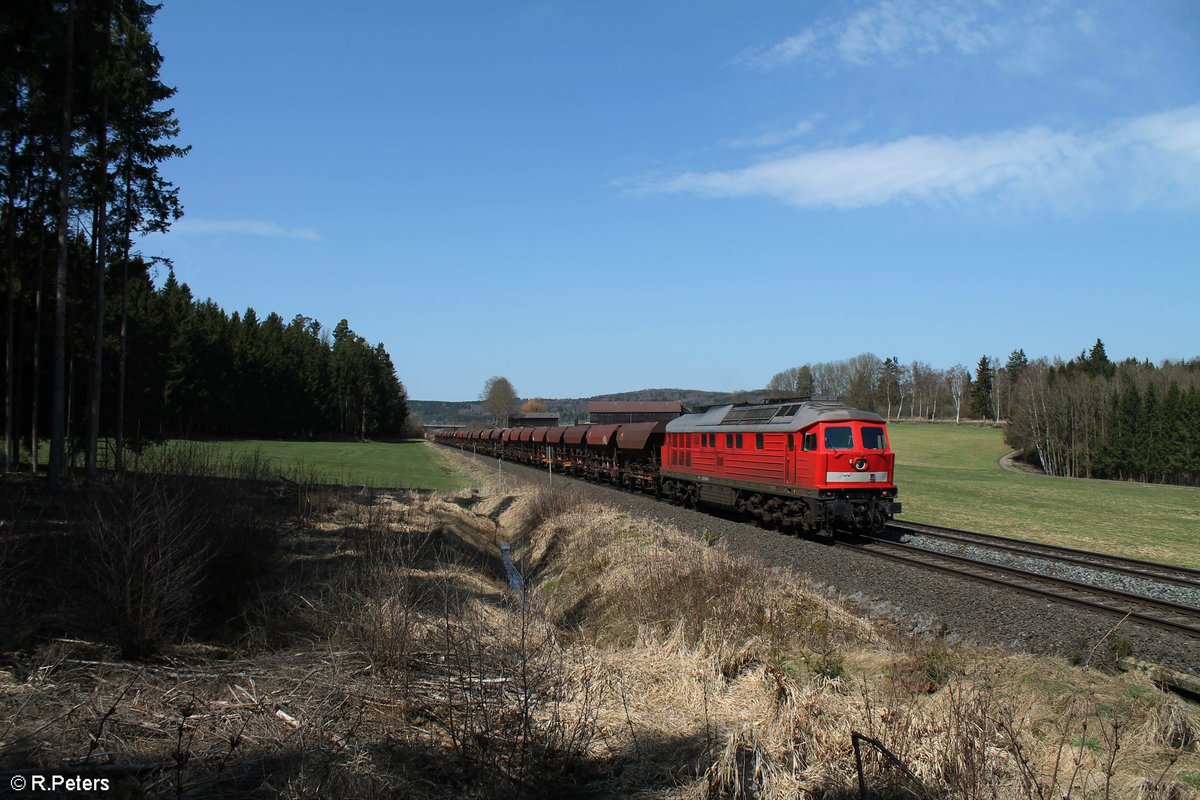 232 528 hat gerade ihren Startbahnhof Pechbrunn mit dem Schotterzug 62724 Pechbrunn - Kempten im Allgäu verlassen. 10.04.18