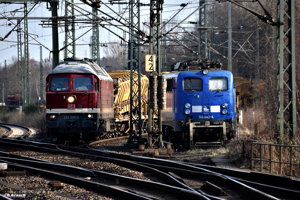 232 550-4,beim zur�cksetzen eines bauzuges,rechts am abstellgleis 140 042-4 von press,harburg 25.03.17