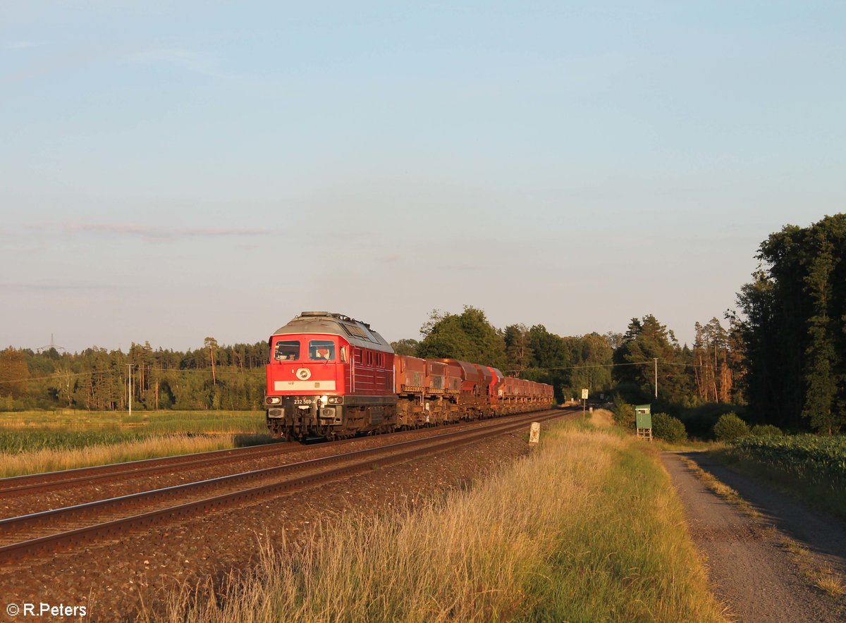 232 569-4 zieht bei Oberteich den Schotterzug aus Bodenwöhr bei Oberteich. 13.07.20