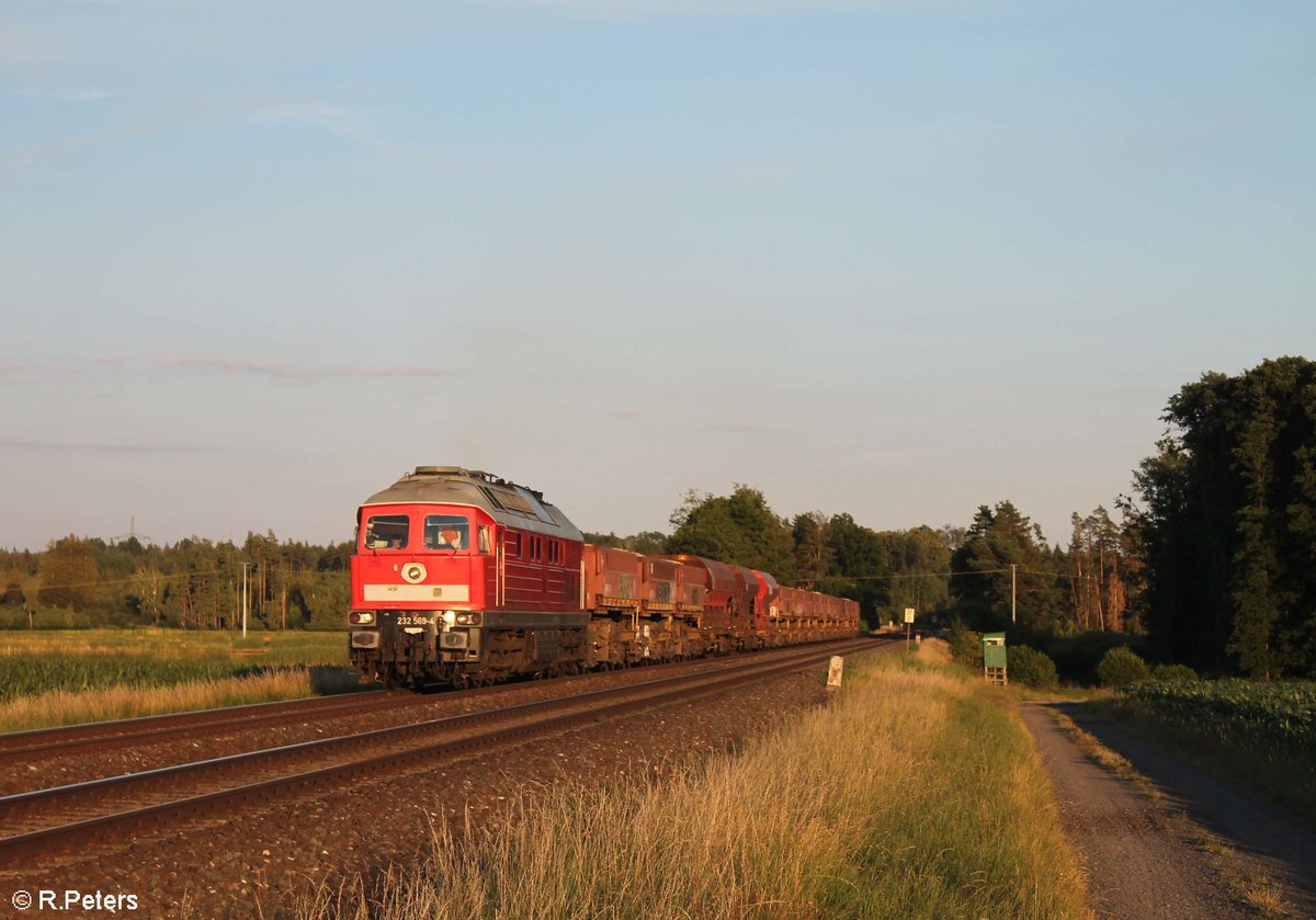 232 569-4 zieht bei Oberteich den Schotterzug aus Bodenwöhr bei Oberteich. 13.07.20