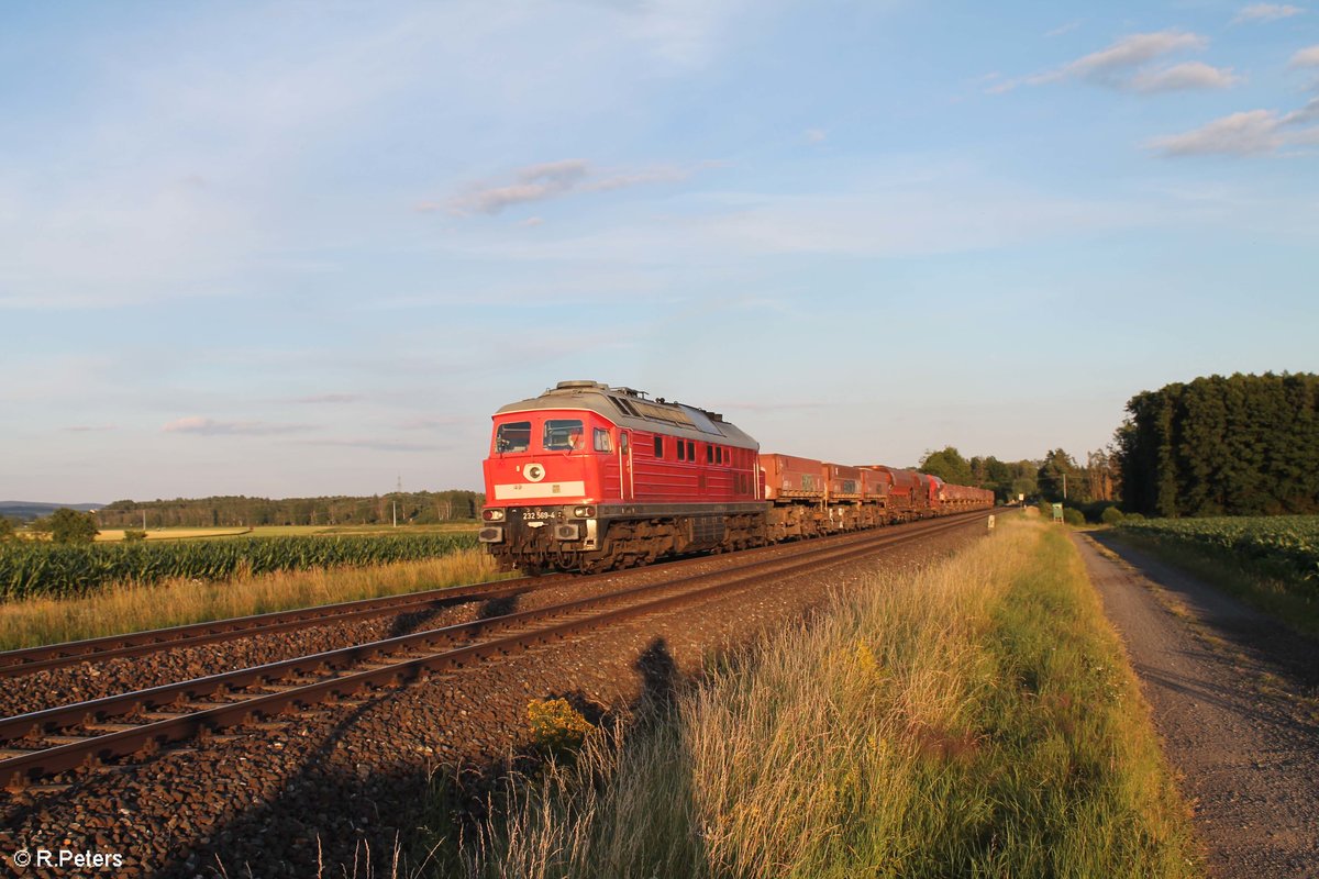 232 569-4 zieht bei Oberteich den Schotterzug aus Bodenwöhr bei Oberteich. 13.07.20