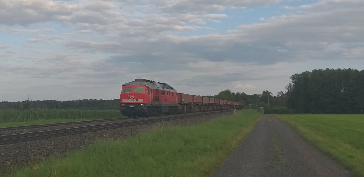 232 569 mit dem Schotterzug aus Bodenwöhr bei Oberteich in Richtung Norden. 11.08.21