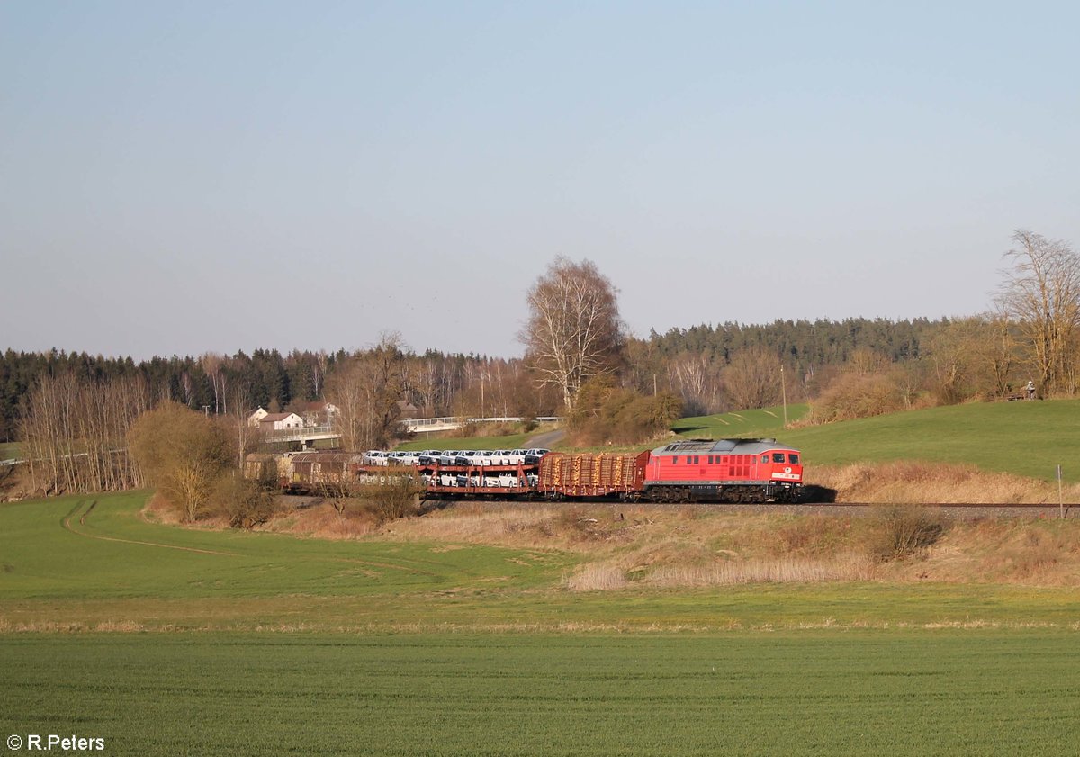 232 569 zieht kurz vor Reuth bei Erbendorf den EZ 45366 nach Nürnberg. 27.04.21