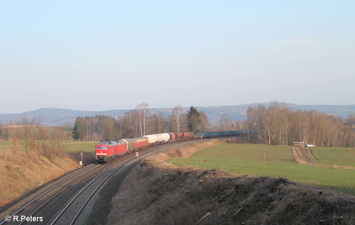 232 571-0 + 145 052 ziehen bei Unterthölau den EZ 51724 aus Nürnberg nach Leipzig. 24.03.17