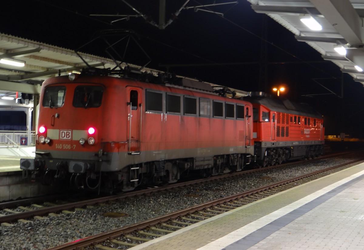 232 587-2 und 140 506-7 stehen am 20.11.13 in Plauen/V. oberer Bahnhof. Die 140 506-7 macht zur zeit Testfahrten zwischen Plauen und Hof.