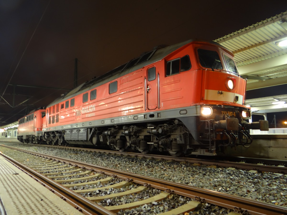 232 587-2 und 140 506-7 stehen am 20.11.13 in Plauen/V. oberer Bahnhof. Die 140 506-7 macht zur zeit Testfahrten zwischen Plauen und Hof.