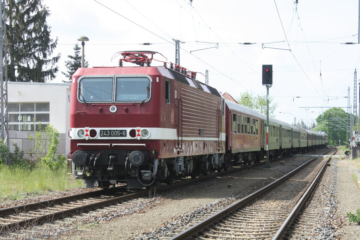 232 601 der WFL mit 243 005 verl�sst den Bahnhof Ortrand in Richtung Gro�enhain am 14.5.22