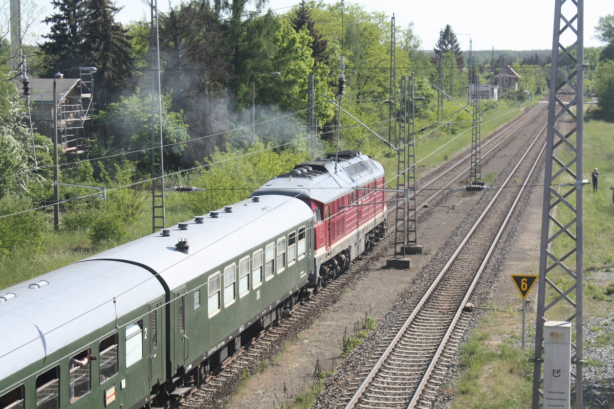 232 601 der WFL mit 243 005 verlassen den Bahnhof Ortrand in Richtung Gro�enhain am 15.5.22