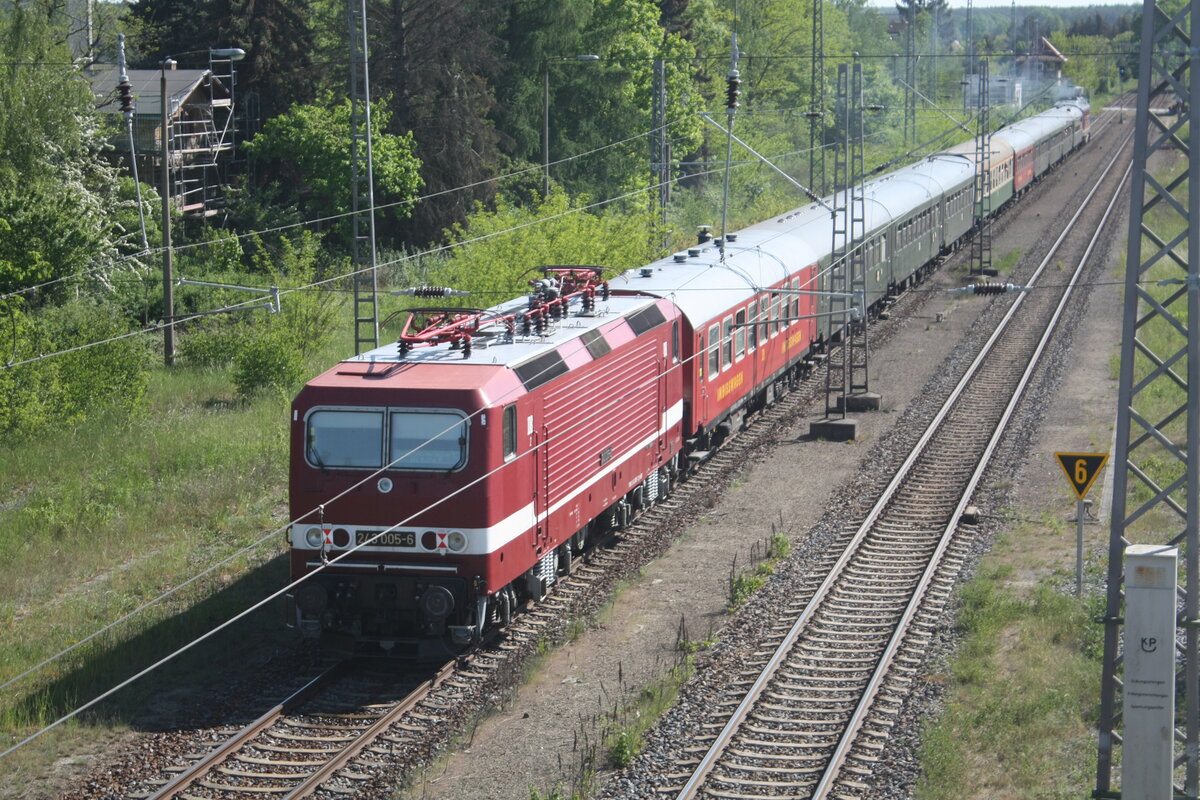 232 601 der WFL mit 243 005 verlassen den Bahnhof Ortrand in Richtung Gro�enhain am 15.5.22