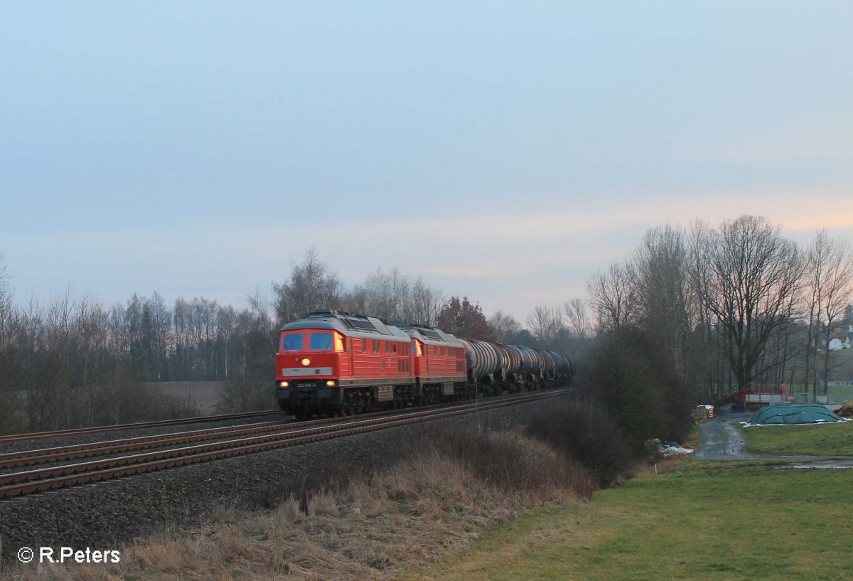 232 618-9 und 233 040 ziehen einen Kesselzug nach Hof bei Wiesau/Schönfeld. 07.02.16