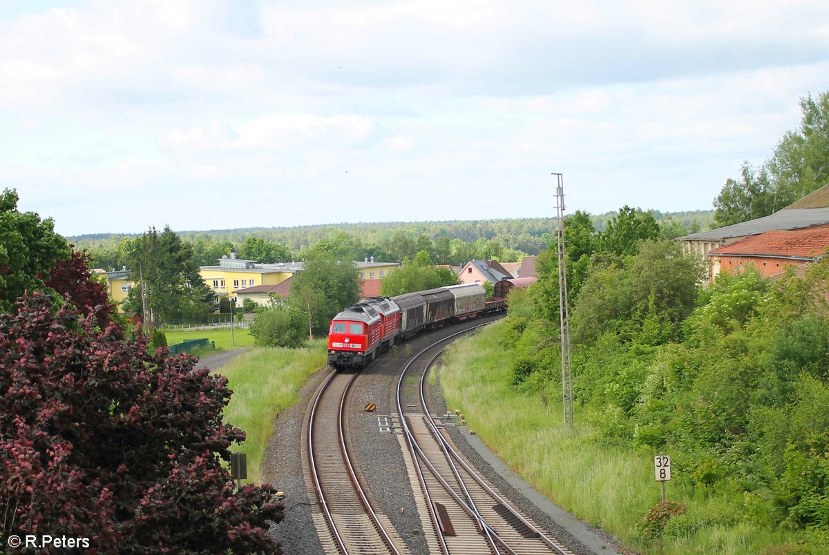 232 703 und 232 609 mit dem EZ 51716 NNR - Senftenberg bei der Einfahrt in Wiesau. 13.06.21