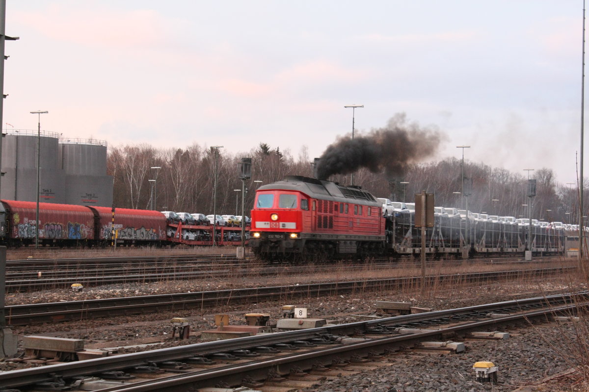 232 703 verl�sst mit einem Autozug den Bahnhof Marktredwitz in Richtung N�rnberg am 22.3.21