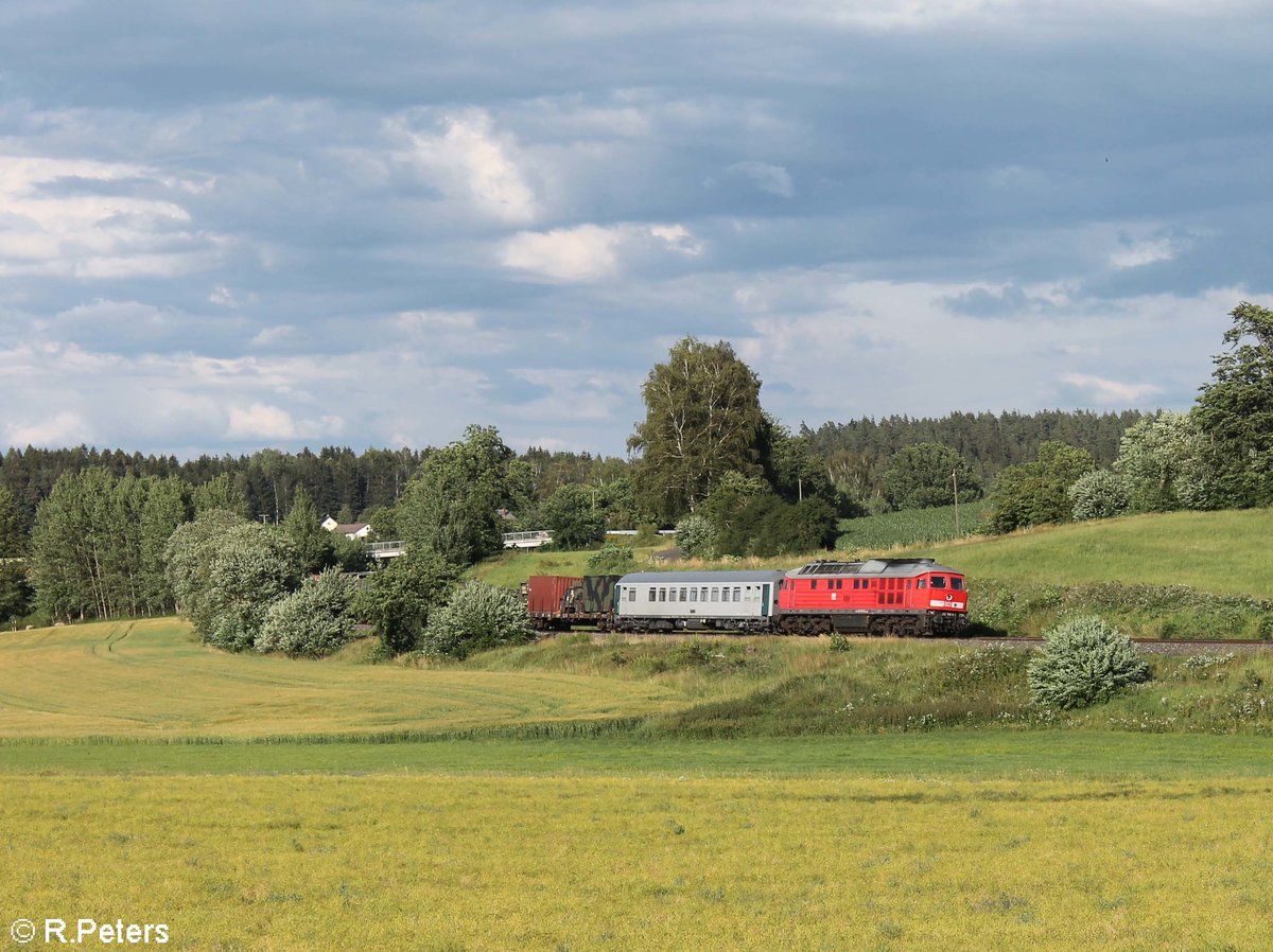 232 703 zieht mit einem Militärzug von Hof nach Weiden bei Röthenbach am Steinwald kurz vor Reuth bei Erbendorf vorbei. 10.07.20