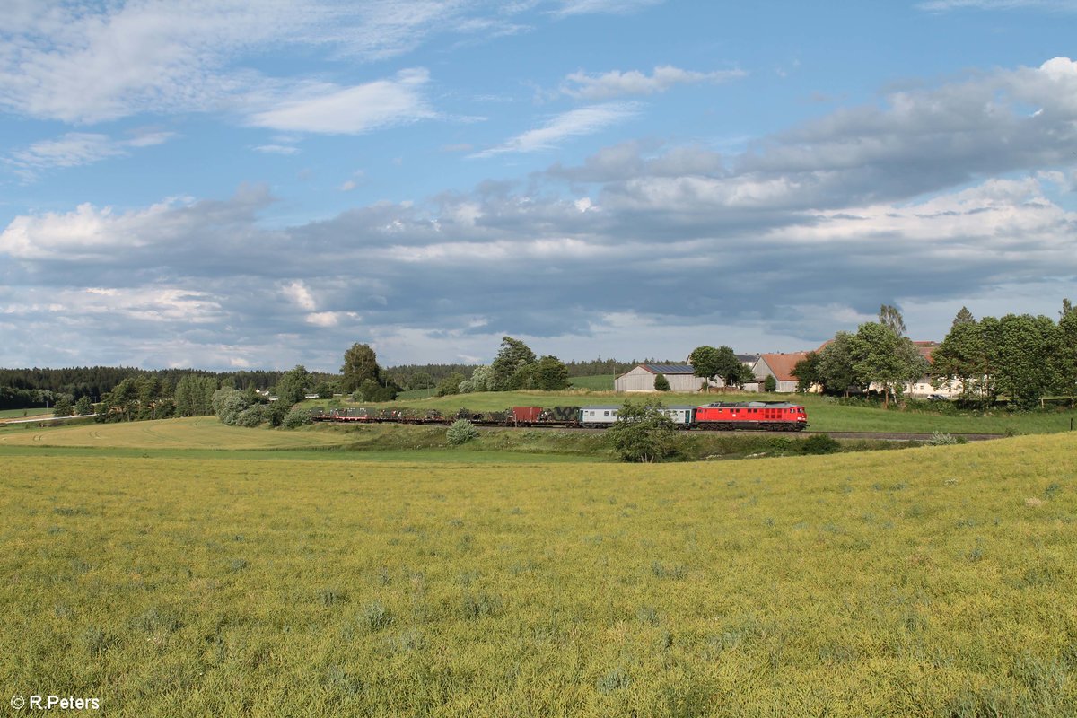 232 703 zieht mit einem Militärzug von Hof nach Weiden bei Röthenbach am Steinwald kurz vor Reuth bei Erbendorf vorbei. 10.07.20