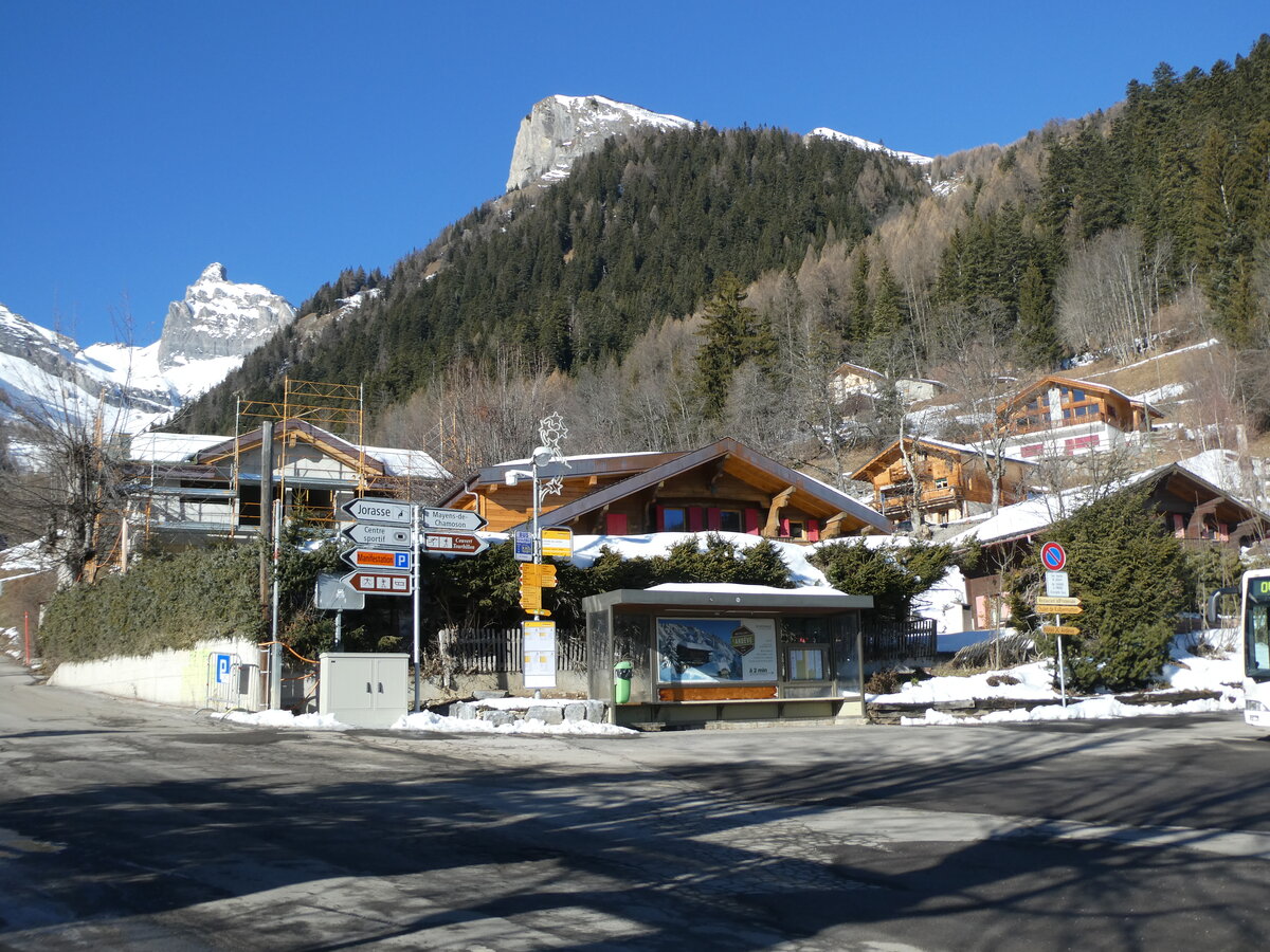 (232'089) - BUS NAVETTE/PostAuto-Haltestelle am 18. Januar 2022 in Ovronnaz, La Crois�e + crois�e du centre