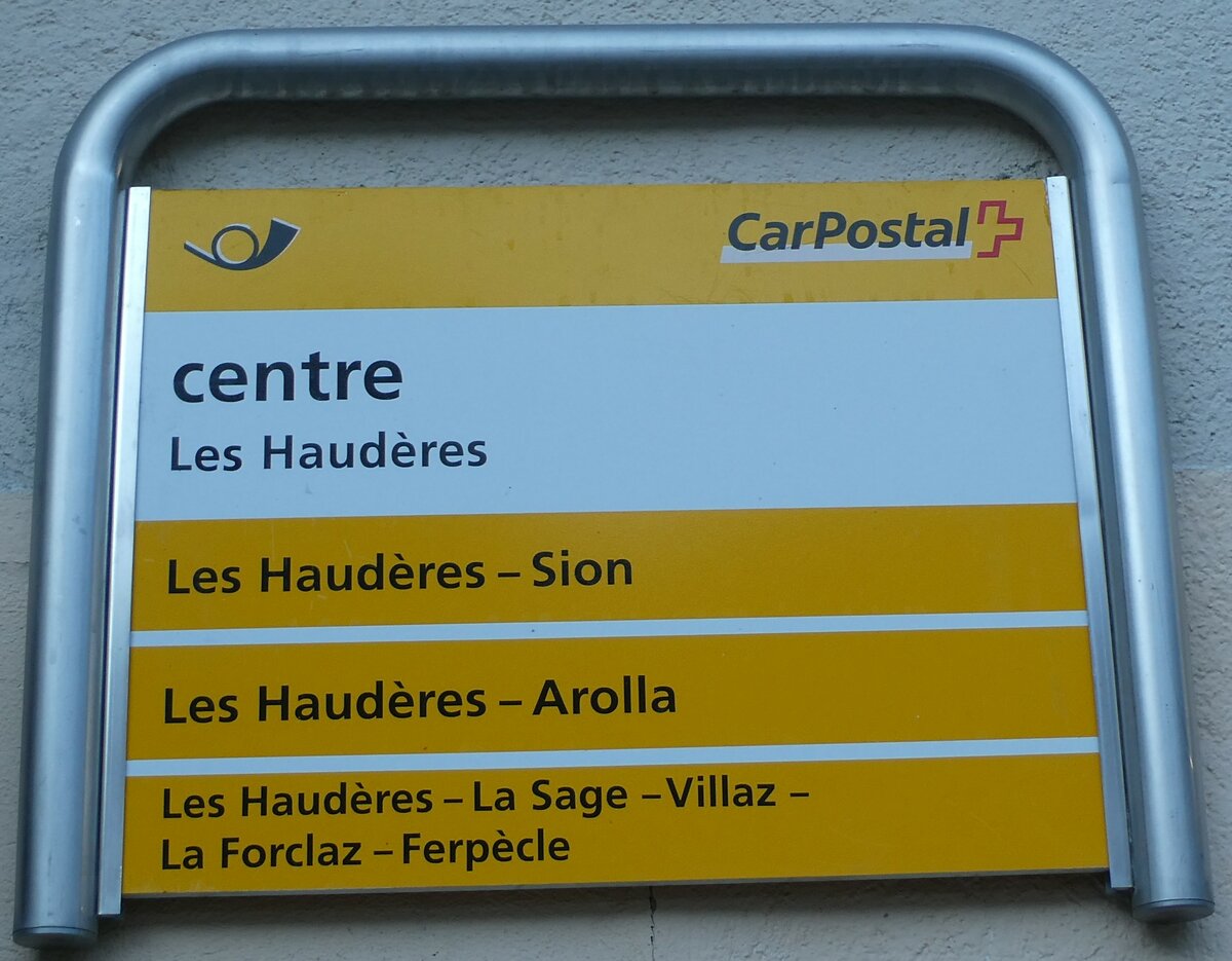 (232'179) - PostAuto-Haltestellenschild - Les Haud�res, centre - am 21. Januar 2022