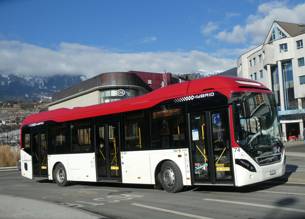 (232'192) - PostAuto Wallis - Nr. 74/VS 420'832 - Volvo am 21. Januar 2022 beim Bahnhof Sion