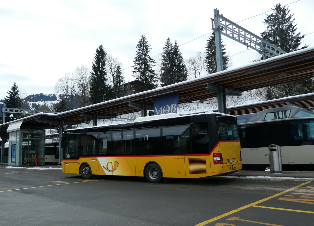 (232'258) - PostAuto Bern - BE 422'461 - MAN/G�ppel (ex AVG Meiringen Nr. 61) am 22. Januar 2022 beim Bahnhof Gstaad