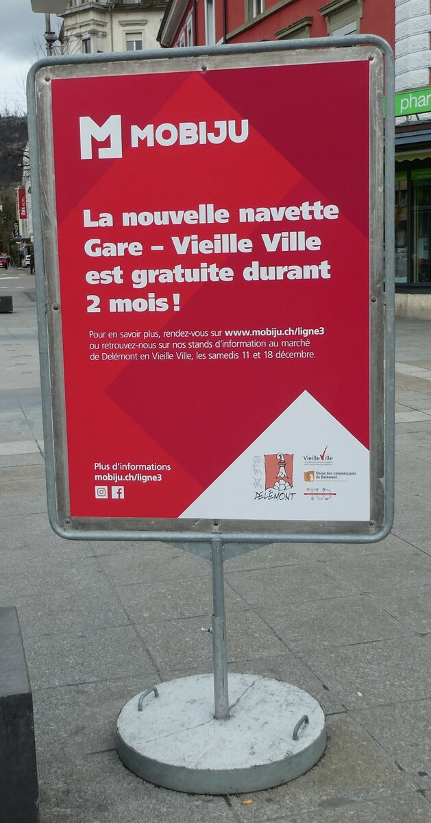 (232'672) - MOBIJU-Infotafel am 6. Februar 2022 beim Bahnhof Del�mont
