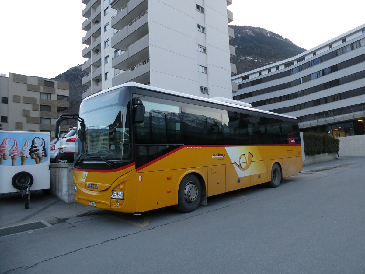 (232'805) - Autotour, Visp - VS 48'333 - Iveco (ex VS 455'577) am 12. Februar 2022 beim Bahnhof Visp