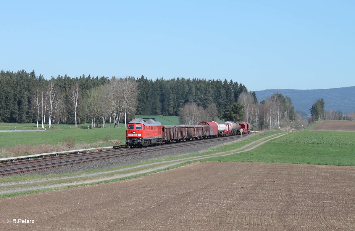 233 040-5 zieht zwischen Habnith und Neudes den 51612 Leipzig Engelsdorf - Nürnberg Frankenwald Umleiter. 21.04.16