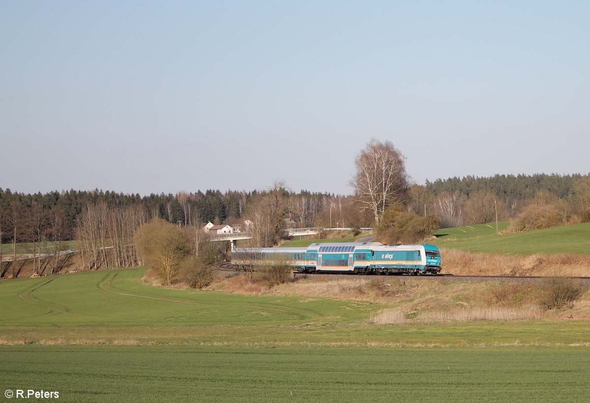 233 066 zieht kurz vor Reuth bei Erbendorf den ALX79852 Hof - Mnchen. 27.04.21