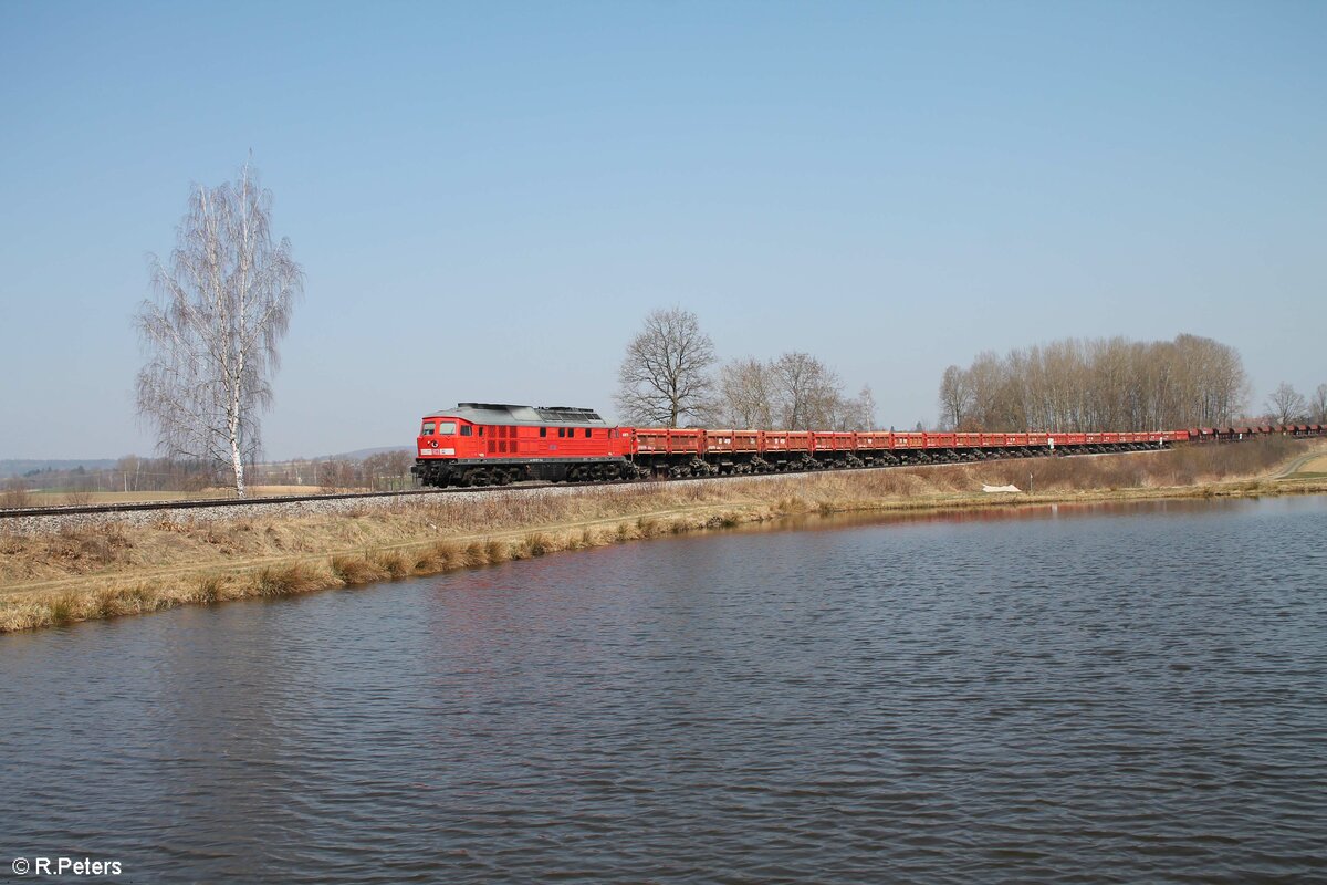 233 127-0 zieht ein leeren Schotterzug von Hof nach Regensburg südlich von Wiesau. 25.03.22