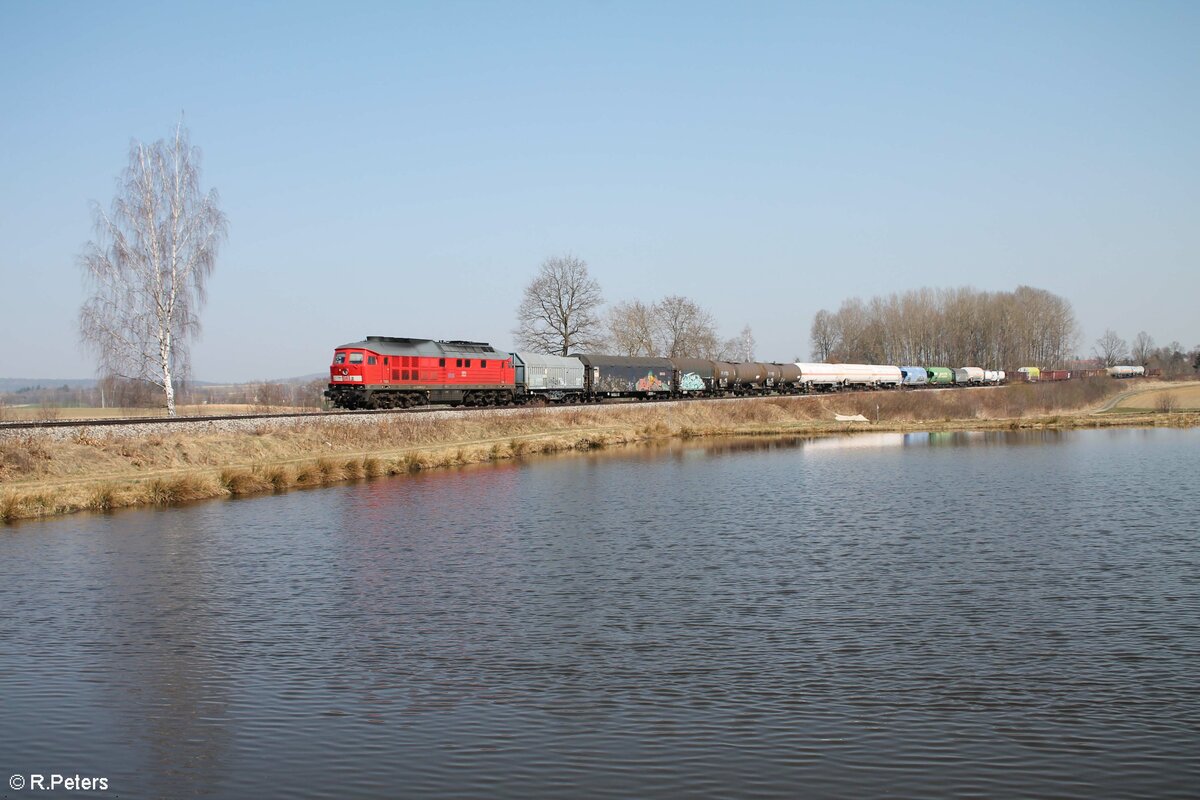 233 219-5 mit dem EZ 51612 nach Nürnberg südlich von Wiesau/Oberpfalz. 25.03.22