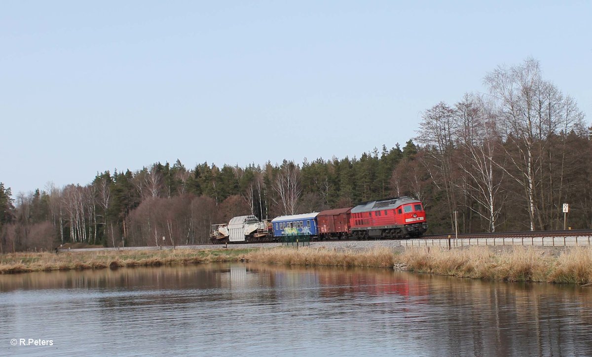 233 219 zieht südlich von Wiesau einen Trafo-Transport. 02.04.16