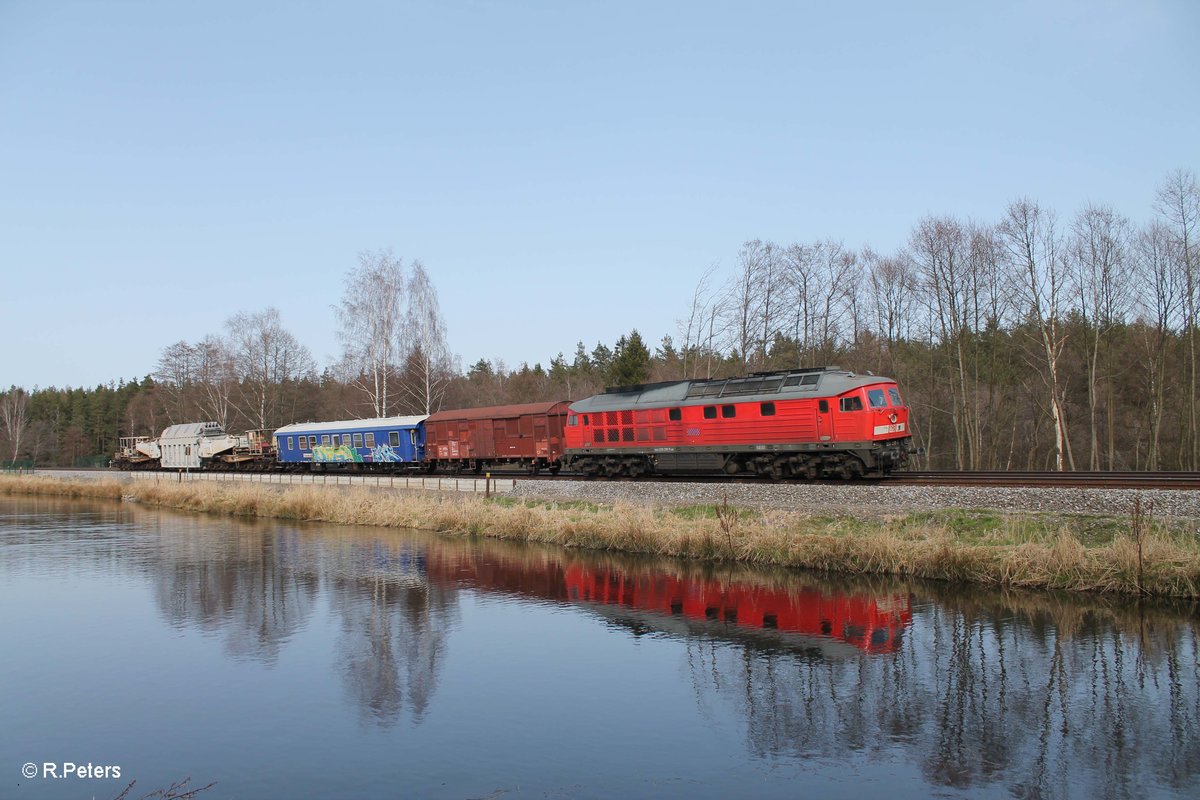 233 219 zieht südlich von Wiesau einen Trafo-Transport. 02.04.16