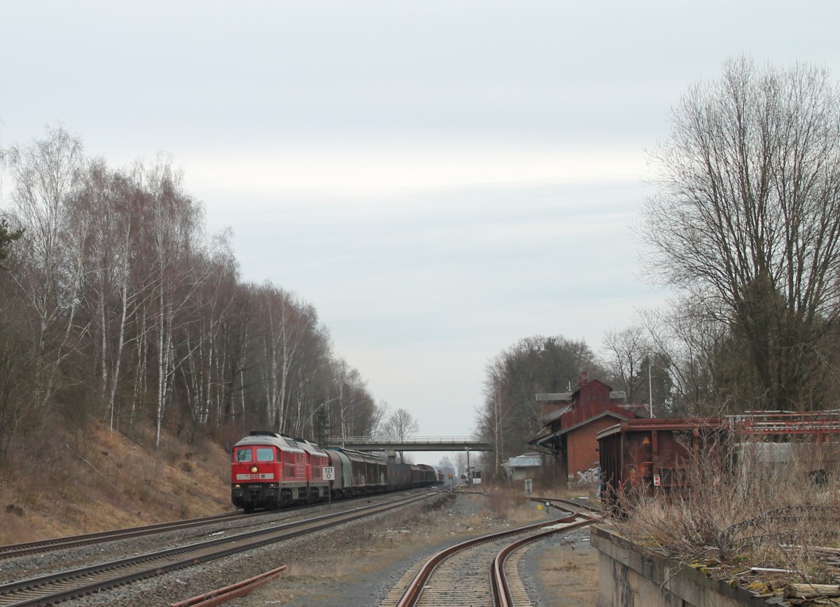 233 306-0 + 233 233 mit dem 51081 Seddin - Nürnberg bei der durchfahrt in Waldershof. 05.03.16