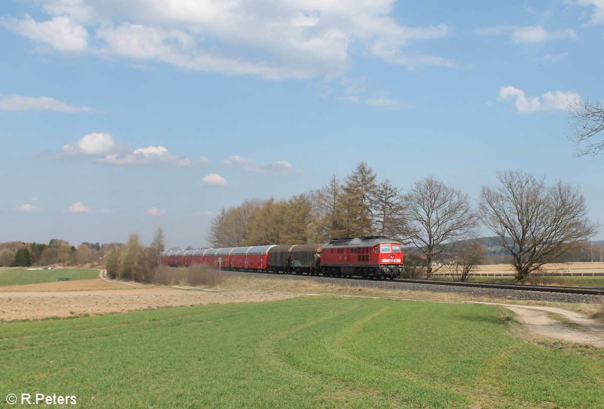 233 306-0 zieht den EZ 45368 Cheb - Nürnberg bei Waldershof. 01.04.17